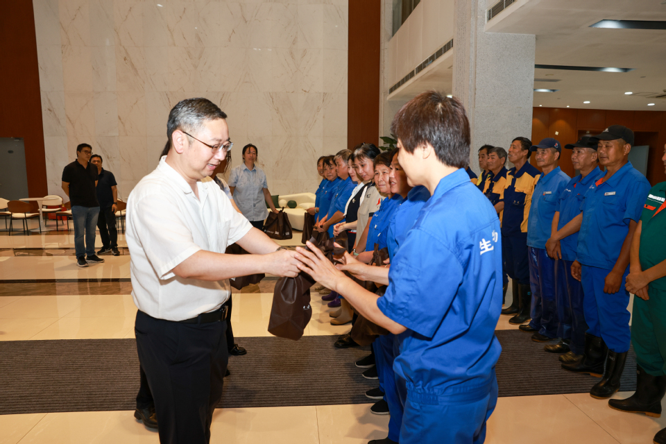 宋来走访慰问暑期后勤一线工作人员