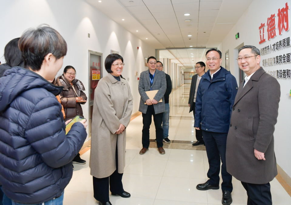 新学期校领导深入一线走访慰问教职工