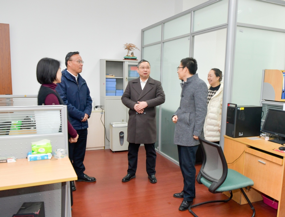 新学期校领导深入一线走访慰问教职工