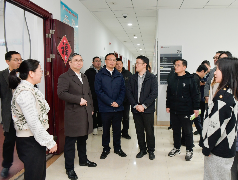 新学期校领导深入一线走访慰问教职工