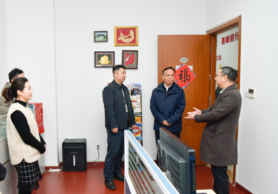 新学期校领导深入一线走访慰问教职工