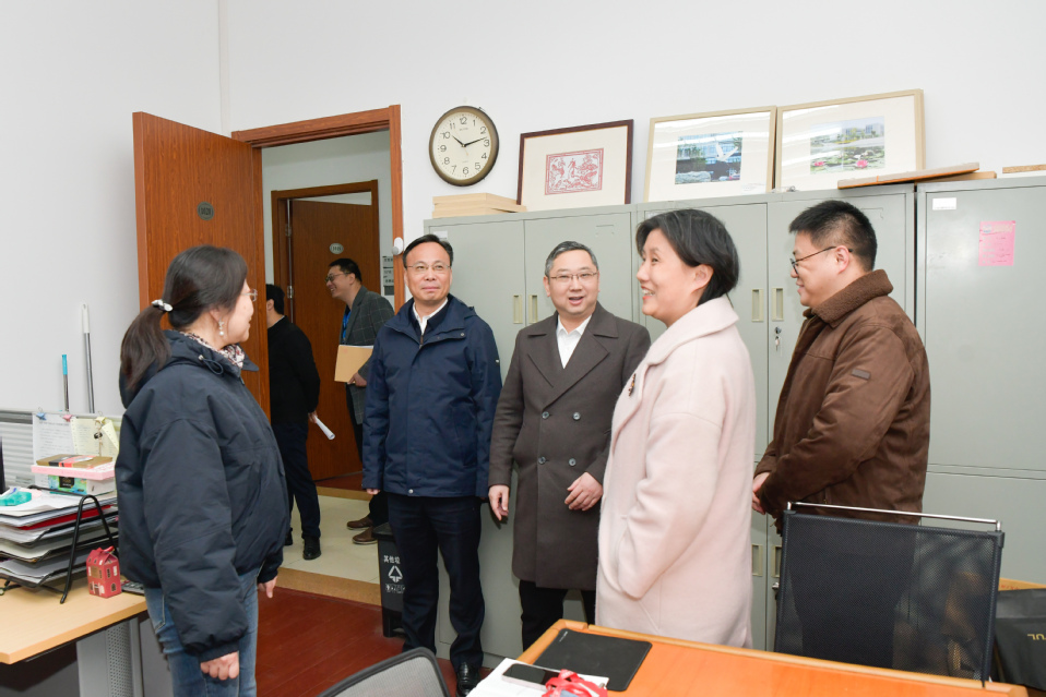 新学期校领导深入一线走访慰问教职工