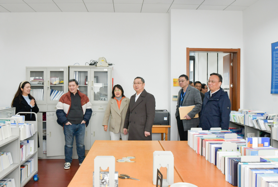 新学期校领导深入一线走访慰问教职工