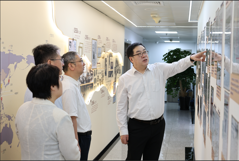 宋来带队赴文汇报社开展交流座谈