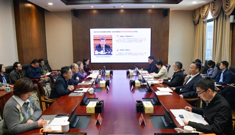 校党委理论学习中心组举办树立和践行正确政绩观学习教育专题学习会