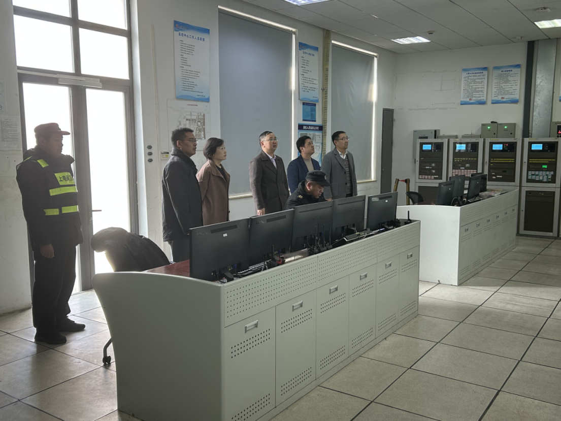 校领导春节前夕慰问一线值班人员