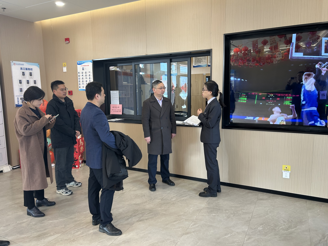 校领导春节前夕慰问一线值班人员