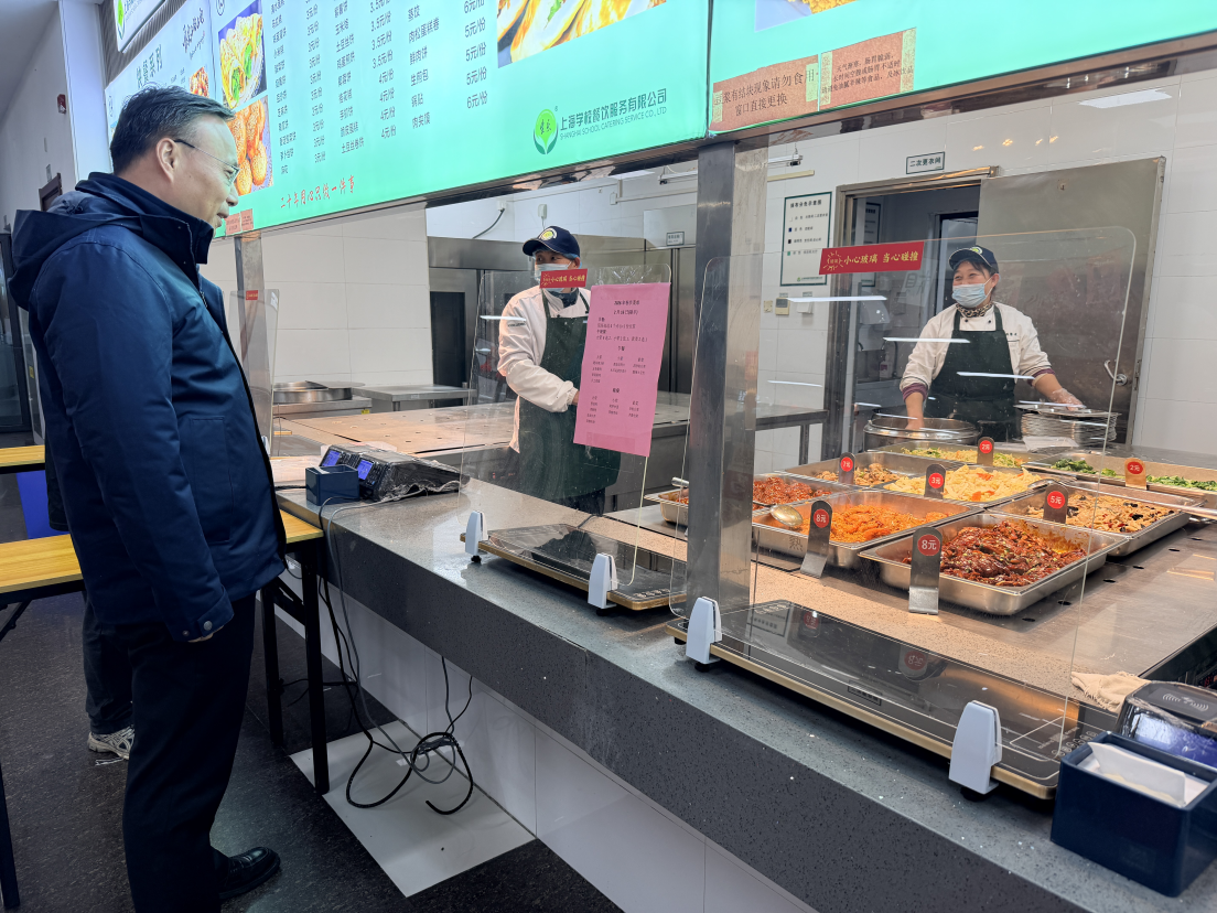 校领导春节前夕慰问一线值班人员