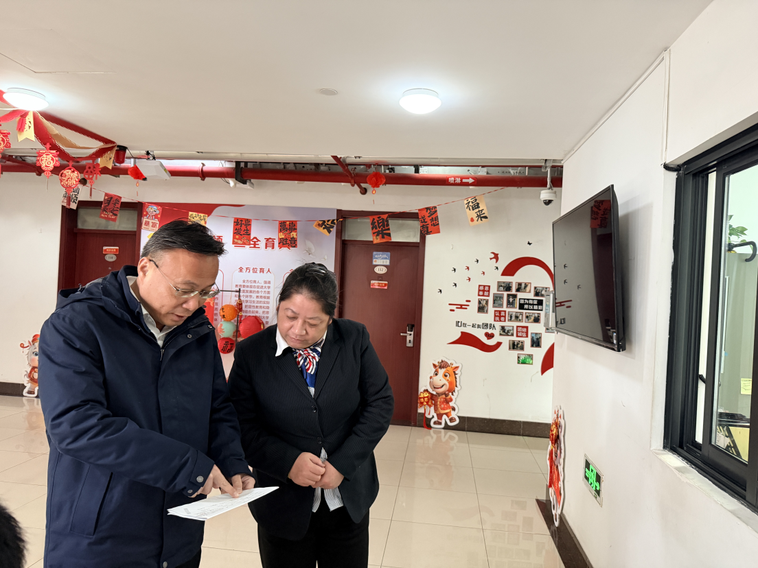 校领导春节前夕慰问一线值班人员