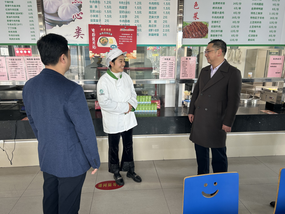 校领导春节前夕慰问一线值班人员